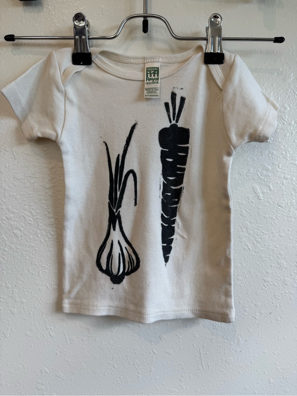 Hand-Printed White Short-Sleeve Kids Tee with Veggie Print 🫜🥕 6-12 Month